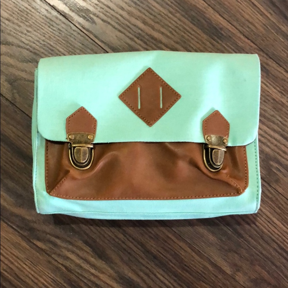 Mission messenger bag in mint green.